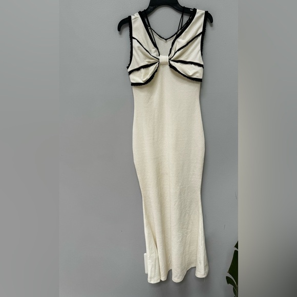 Cider Knit Fabric Contrast Trim V-neck Midi Dress in XS - Picture 4 of 5